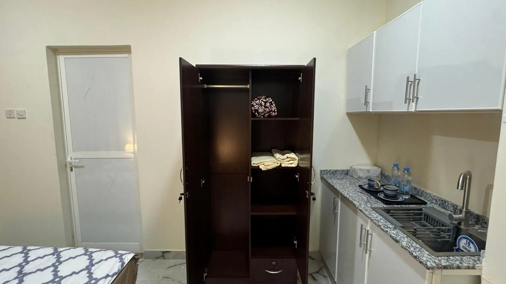 Kwatera prywatna Brand New Furnished Studio Appartment Near Union Metro Station Dubaj